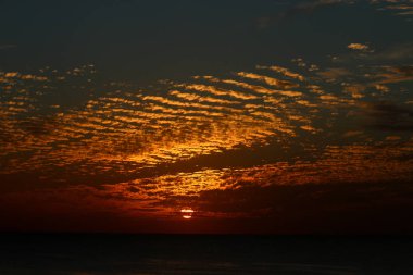 Gökyüzünde, kış, bulutlu gökyüzü, bulutlar deniz güneş ray günbatımı büyülü çok güzel adımları