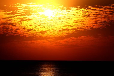 Günbatımı zamanı, bulutlu gökyüzü, bulutlar deniz güneş ray gökyüzünde olağanüstü sihirli adımlar