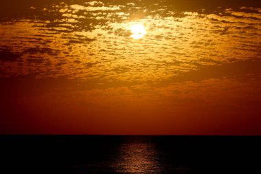 Günbatımı zamanı, bulutlu gökyüzü, bulutlar deniz güneş ray gökyüzünde olağanüstü sihirli adımlar