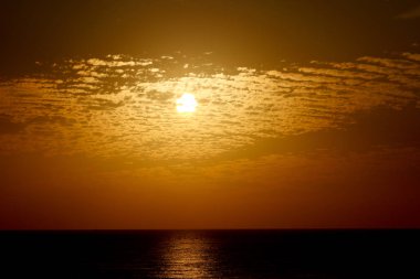 Günbatımı zamanı, bulutlu gökyüzü, bulutlar deniz güneş ray gökyüzünde olağanüstü sihirli adımlar