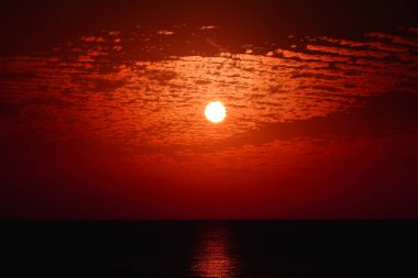 Günbatımı zamanı, bulutlu gökyüzü, bulutlar deniz güneş ray gökyüzünde olağanüstü sihirli adımlar