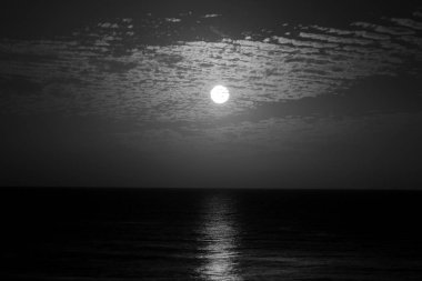 Kış, bulutlu gökyüzü, bulutlar deniz güneş ray büyülü gün batımı