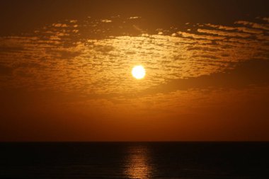 Kış, bulutlu gökyüzü, bulutlar deniz güneş ray büyülü gün batımı