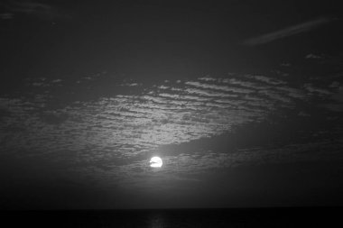 Kış, bulutlu gökyüzü, bulutlar deniz güneş ray büyülü gün batımı