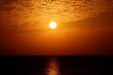 Kış, bulutlu gökyüzü, bulutlar deniz güneş ray büyülü gün batımı