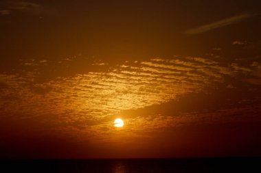 Kış, bulutlu gökyüzü, bulutlar deniz güneş ray büyülü gün batımı