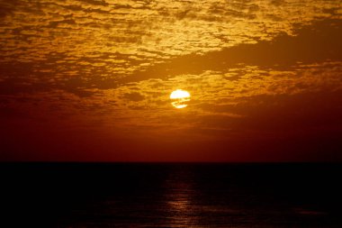 Kış, bulutlu gökyüzü, bulutlar deniz güneş ray büyülü gün batımı