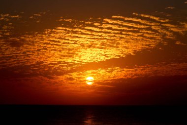Büyülü göksel adımları ve kış, bulutlu gökyüzü, bulutlar deniz güneş ray güzel gün batımı