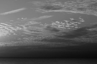 Büyülü göksel adımları ve kış, bulutlu gökyüzü, bulutlar deniz güneş ray güzel gün batımı