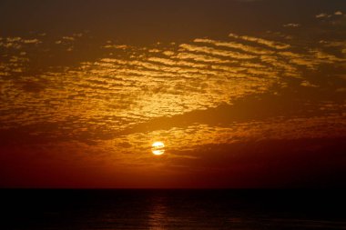 Büyülü göksel adımları ve kış, bulutlu gökyüzü, bulutlar deniz güneş ray güzel gün batımı