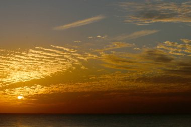 Büyülü göksel adımları ve kış, bulutlu gökyüzü, bulutlar deniz güneş ray güzel gün batımı