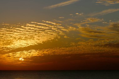 Büyülü göksel adımları ve kış, bulutlu gökyüzü, bulutlar deniz güneş ray güzel gün batımı