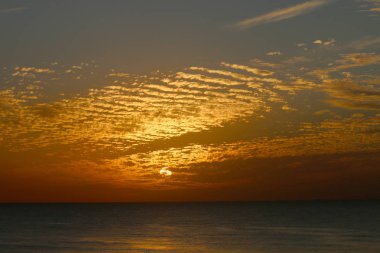 Büyülü göksel adımları ve kış, bulutlu gökyüzü, bulutlar deniz güneş ray güzel gün batımı