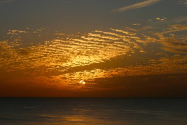 Büyülü göksel adımları ve kış, bulutlu gökyüzü, bulutlar deniz güneş ray güzel gün batımı