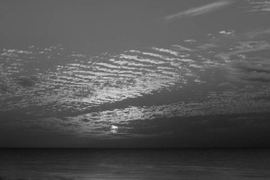 Büyülü göksel adımları ve kış, bulutlu gökyüzü, bulutlar deniz güneş ray güzel gün batımı