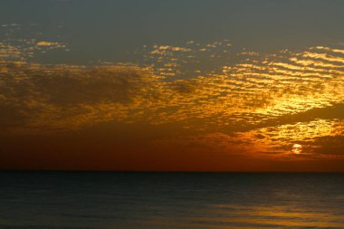 Büyülü göksel adımları ve kış, bulutlu gökyüzü, bulutlar deniz güneş ray güzel gün batımı