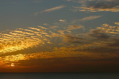 Büyülü göksel adımları ve kış, bulutlu gökyüzü, bulutlar deniz güneş ray güzel gün batımı