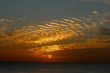 Büyülü göksel adımları ve kış, bulutlu gökyüzü, bulutlar deniz güneş ray güzel gün batımı