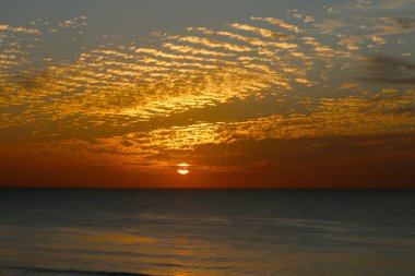 Büyülü göksel adımları ve kış, bulutlu gökyüzü, bulutlar deniz güneş ray güzel gün batımı