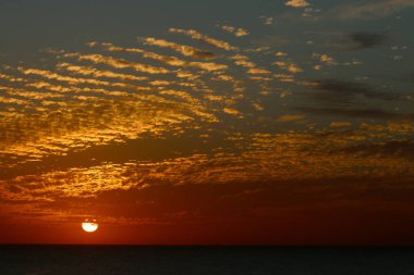 Büyülü göksel adımları ve kış, bulutlu gökyüzü, bulutlar deniz güneş ray güzel gün batımı