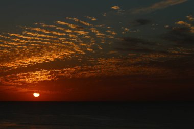 Büyülü göksel adımları ve kış, bulutlu gökyüzü, bulutlar deniz güneş ray güzel gün batımı
