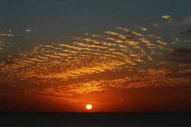 Büyülü göksel adımları ve kış, bulutlu gökyüzü, bulutlar deniz güneş ray güzel gün batımı