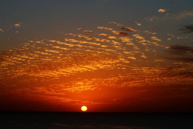 Gökyüzü, kış, bulutlu gökyüzü, bulutlar deniz güneş ray sıradışı güzel gün batımı sihirli adımlar