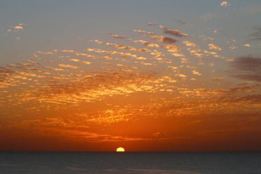 Gökyüzü, kış, bulutlu gökyüzü, bulutlar deniz güneş ray sıradışı güzel gün batımı sihirli adımlar