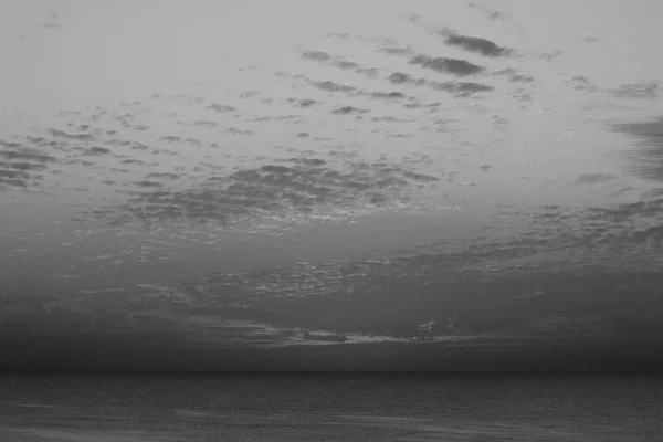 Magiczne zachód słońca w zimie, pochmurnego nieba, promień słońca w morzu chmur — Zdjęcie stockowe