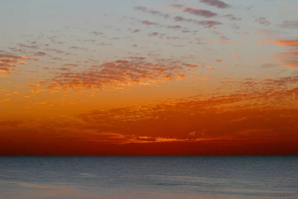 Pôr do sol mágico no inverno, céu nublado, raio de sol no mar de nuvens — Fotografia de Stock