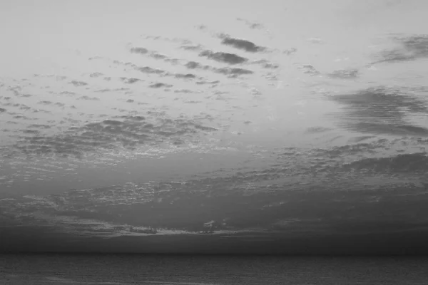 Tramonto magico in inverno, cielo nuvoloso, raggio di sole nel mare di nuvole — Foto Stock