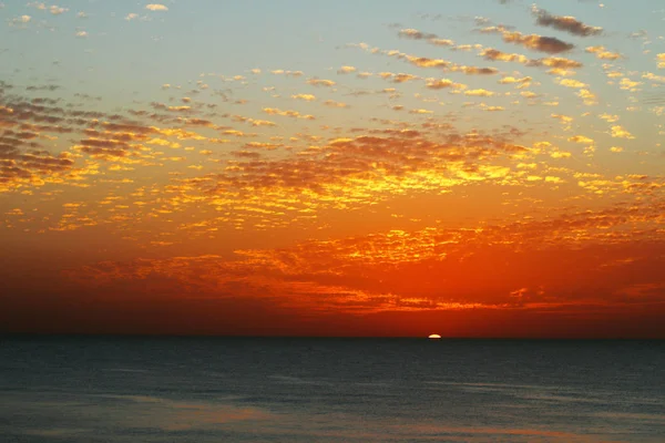 Magisk solnedgång i vinter, molnig himmel, sun ray i havet av moln — Stockfoto