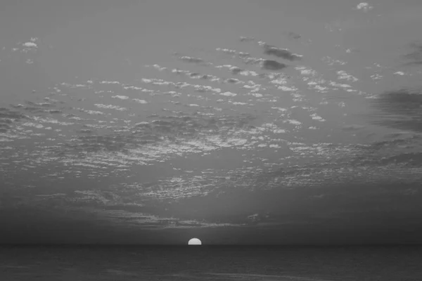 Magisch zwart-wit stappen in de hemel, de ongebruikelijke prachtige zonsondergang in de winter, bewolkte hemel, straal van de zon in de zee van wolken — Stockfoto