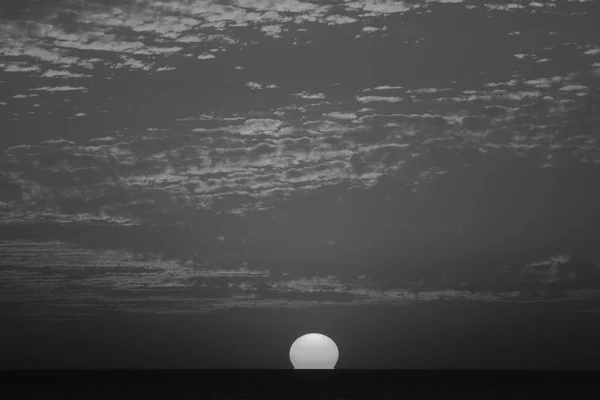 Passos mágicos em preto e branco no céu, belo pôr do sol incomum no inverno, céu nublado, raio de sol no mar de nuvens — Fotografia de Stock