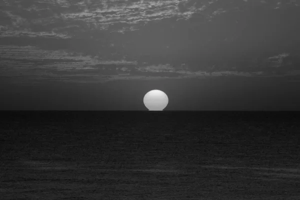 Magisch zwart-wit stappen in de hemel, de ongebruikelijke prachtige zonsondergang in de winter, bewolkte hemel, straal van de zon in de zee van wolken — Stockfoto