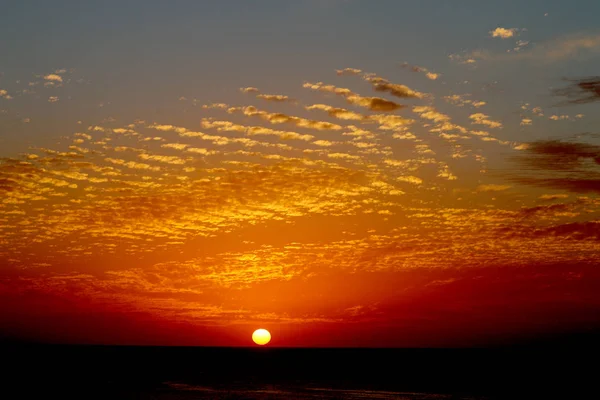 Escalones mágicos muy hermosos en el cielo, puesta de sol en invierno, cielo nublado, rayos de sol en el mar de nubes — Foto de Stock