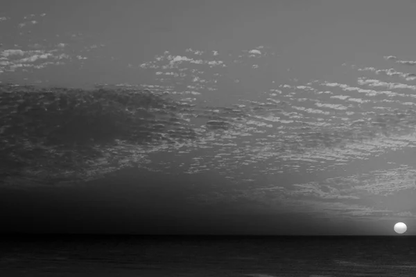 魔法の黒と白の空に、珍しい夕日冬、曇り空、雲の海で太陽光線の手順します。 — ストック写真