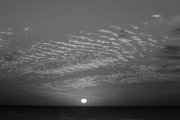Magiczne kroki czarno-białe w niebo, niezwykły piękny zachód słońca w zimie, pochmurnego nieba, promień słońca w morzu chmur — Zdjęcie stockowe