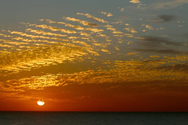 Escalones mágicos muy hermosos en el cielo, puesta de sol en invierno, cielo nublado, rayos de sol en el mar de nubes — Foto de Stock