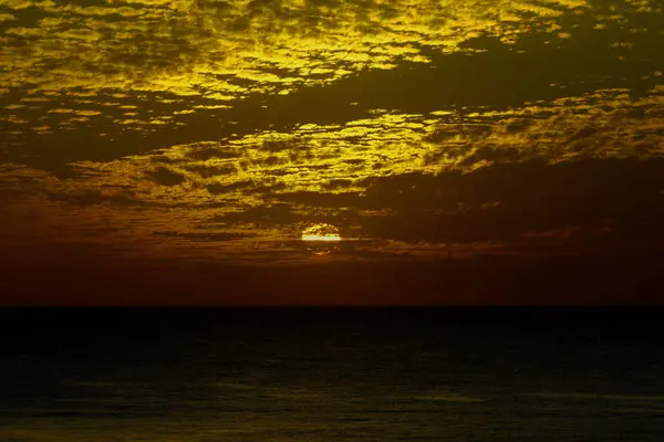 Escalones mágicos muy hermosos en el cielo, puesta de sol en invierno, cielo nublado, rayos de sol en el mar de nubes — Foto de Stock