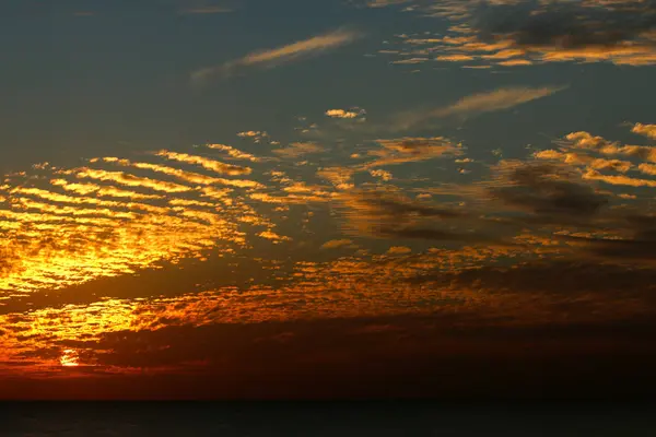 Escalones mágicos muy hermosos en el cielo, puesta de sol en invierno, cielo nublado, rayos de sol en el mar de nubes — Foto de Stock