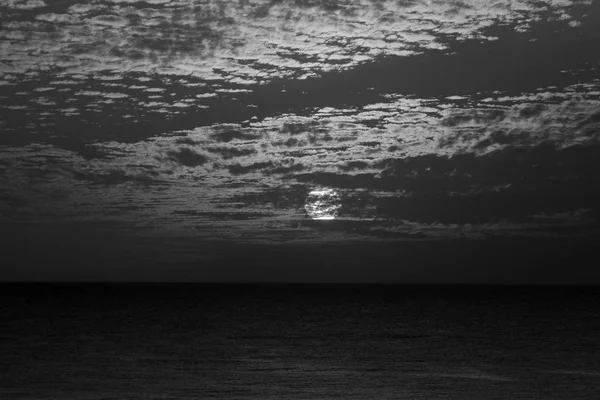 Magisch zwart-wit stappen in de hemel, de ongebruikelijke prachtige zonsondergang in de winter, bewolkte hemel, straal van de zon in de zee van wolken — Stockfoto