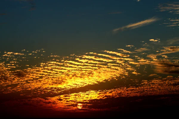 Sonnenuntergang im Winter, bewölkter Himmel, Sonnenstrahl im Wolkenmeer — Stockfoto