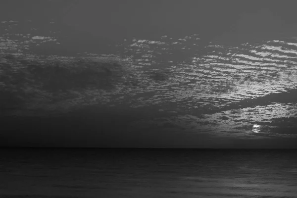 Zonsondergang in de winter, bewolkte hemel, straal van de zon in de zee van wolken — Stockfoto