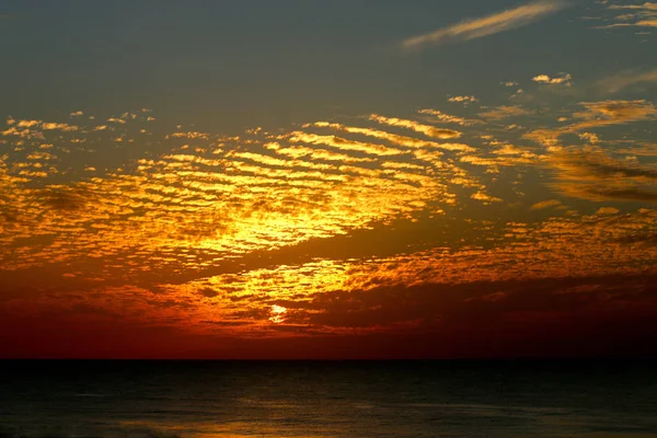 Puesta de sol en invierno, cielo nublado, rayos de sol en el mar de nubes — Foto de Stock