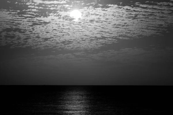 Zachód słońca w zimie, pochmurnego nieba, promień słońca w morzu chmur — Zdjęcie stockowe