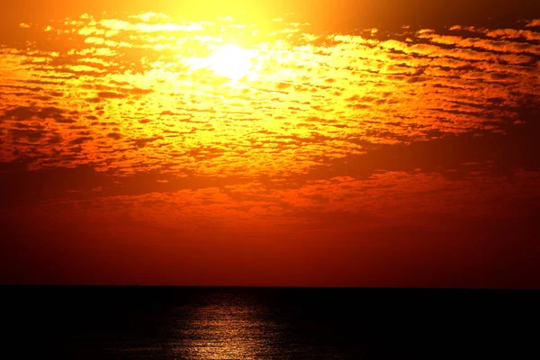 Необычные волшебные шаги в небе во время заката, облачное небо, солнечный луч в море облаков — стоковое фото
