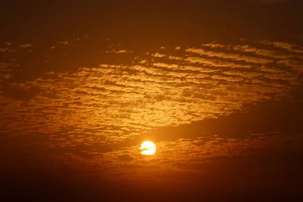 Zauberhafter Sonnenuntergang im Winter, bewölkter Himmel, Sonnenstrahl im Wolkenmeer — Stockfoto
