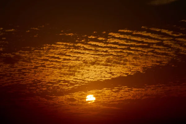 Zauberhafter Sonnenuntergang im Winter, bewölkter Himmel, Sonnenstrahl im Wolkenmeer — Stockfoto