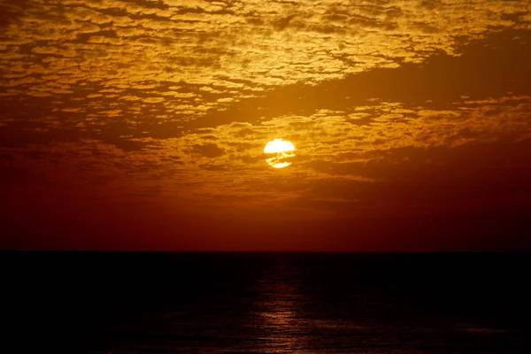 Puesta de sol mágica en invierno, cielo nublado, rayos de sol en el mar de nubes — Foto de Stock